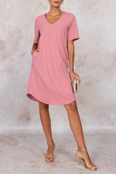 Vestido rosa claro com decote em V e sandálias douradas