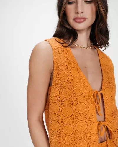 Blusa feminina laranja em crochet com fecho de laços