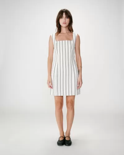 Vestido branco com riscas verticais pretas e decote quadrado