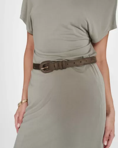 cinto castanho de camurça com fivela dourada num vestido cinza claro