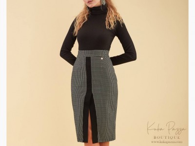 Saia lápis pied-de-poule cinza e preto com fecho frontal e botão dourado