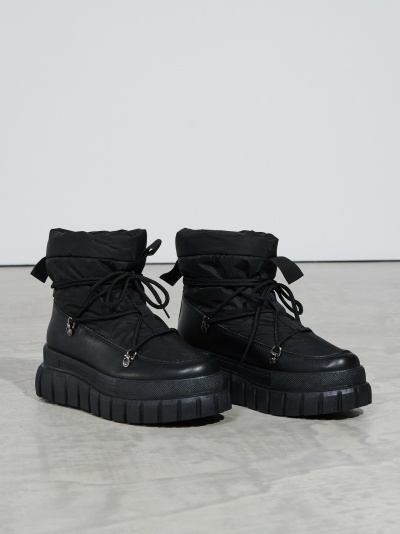 Botas pretas com sola larga preta e parte superior acolchoada