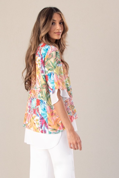 Camisola floral colorida feminina com detalhes brancos e calças brancas