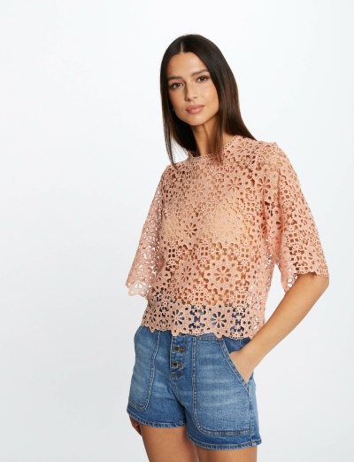 Blusa rosa de crochet floral com calções de ganga azuis