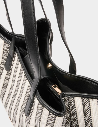 Mala tote em tecido riscado preto e branco com alças em pele preta
