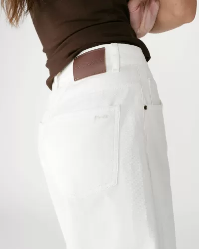 Calças de brim brancas com etiqueta castanha GRACE & MILA e top castanho