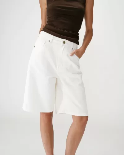 Bermudas brancas estilo ganga em modelo com top castanho