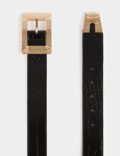 Cinto preto textura pele crocodilo com fivela dourada quadrada ranhuras