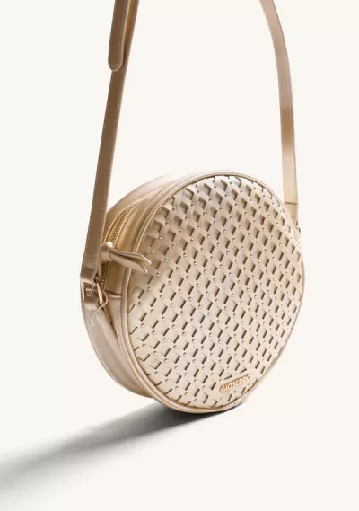 Mala redonda feminina dourada com padrão entrelaçado e alça fina