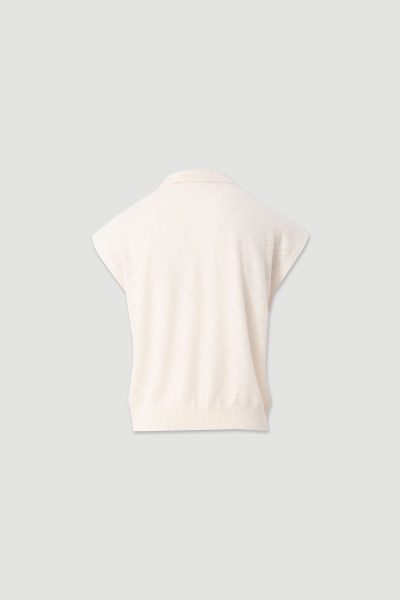 Camisola creme sem mangas com gola polo e bainha canelada