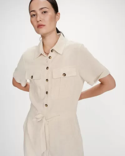 Vestido camisa bege claro com botões e bolsos frontais