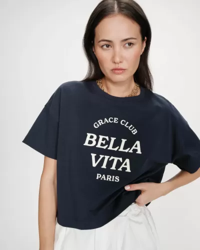 T-shirt feminina azul escura com texto branco GRACE CLUB BELLA VITA PARIS