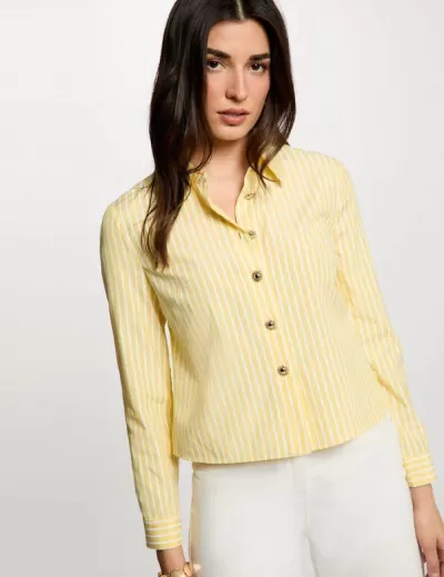 Camisa riscada amarela e branca com botões dourados, modelo feminino
