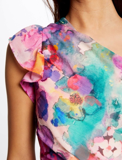 top feminino colorido com padrão floral abstrato e manga franzida