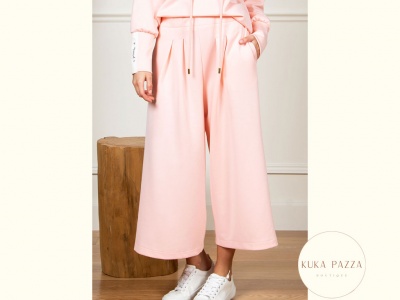 Calças largas rosa com cordão na cintura e sapatilhas brancas