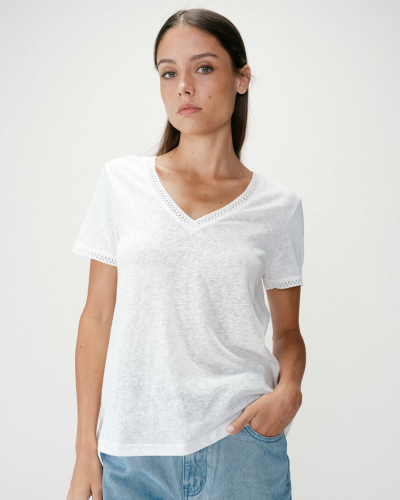 Camisola branca de manga curta com decote em V e bordados rendados