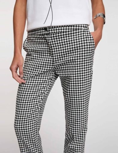 Calças compridas xadrez preto e branco com bolsos laterais