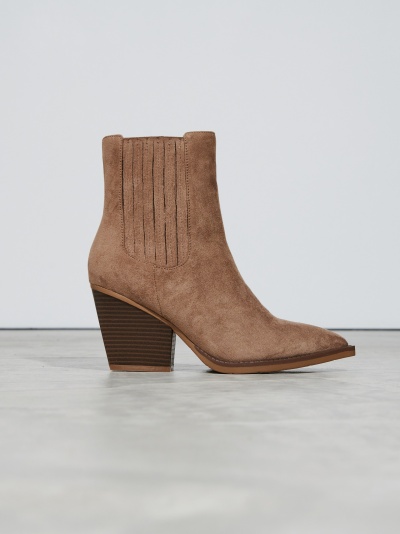 Botim castanho claro em camurça com salto alto em bloco de madeira