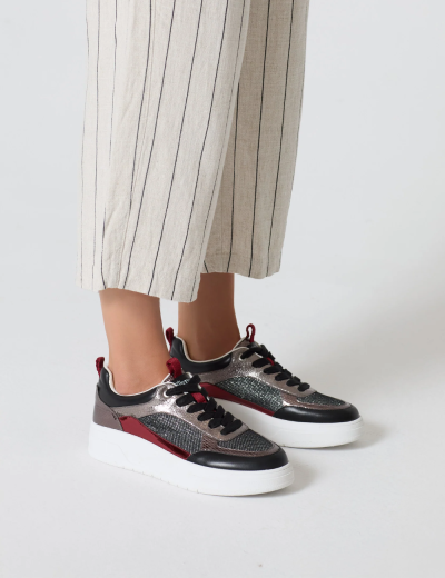 Sapatilhas castanhas metalizadas com sola branca e detalhes vermelhos