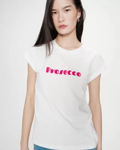 Mulher vestindo t-shirt branca com texto Prosecco em rosa.