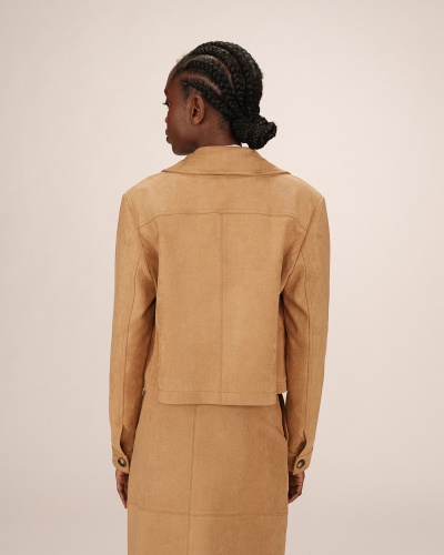 Casaco curto de camurça castanho claro visto de costas