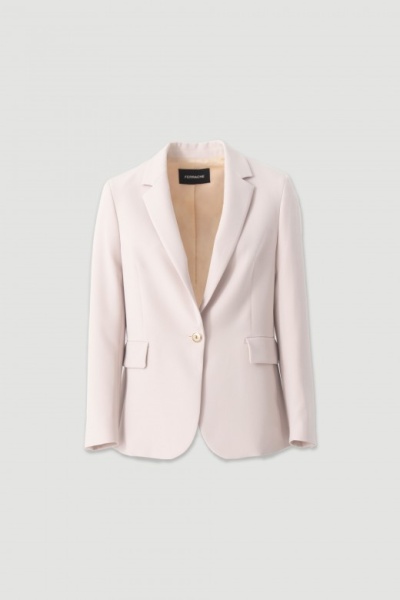 Blazer feminino rosa claro com botão dourado e bolsos com aba