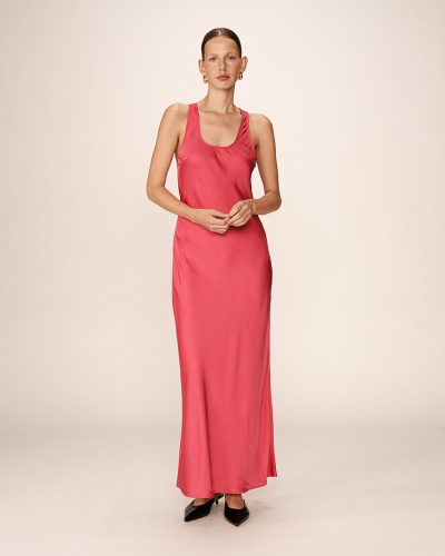 Vestido longo rosa de alças finas com decote redondo.