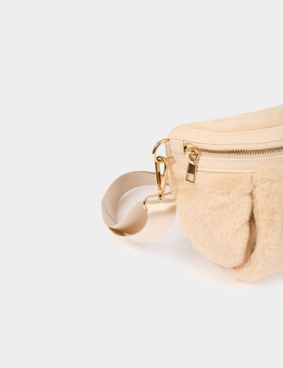 Bolsa de cintura bege com fecho dourado e alça de tecido