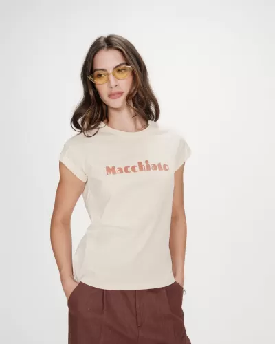 Mulher a usar t-shirt bege com texto Macchiato e óculos de sol amarelos