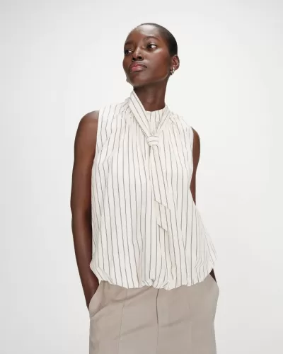 Blusa branca com riscas finas verticais e laço na gola usada por mulher