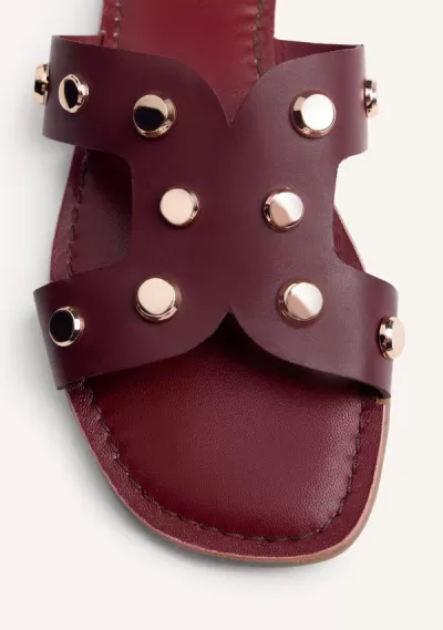 Sandália de couro burgundy com tachas metálicas douradas em cruz