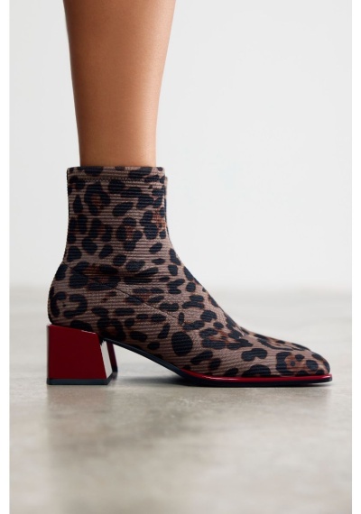 Bota feminina cano curto com padrão animal print e salto vermelho