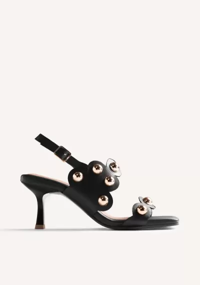 Sandália preta com bolas metálicas douradas e salto médio