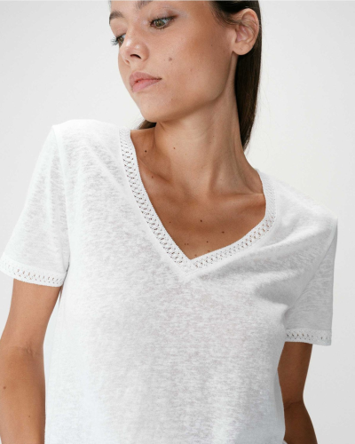 T-shirt branca com decote em V e croché nas bordas