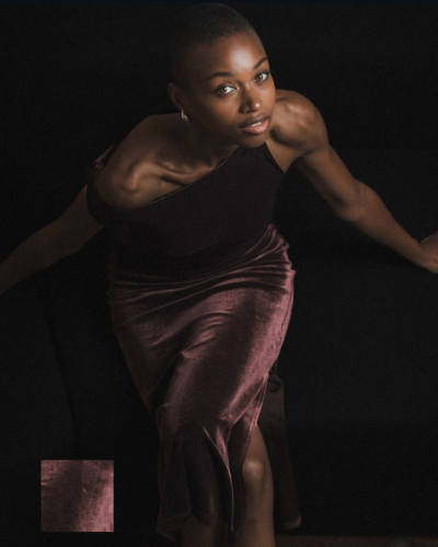 Vestido longo de veludo vinho em fundo preto