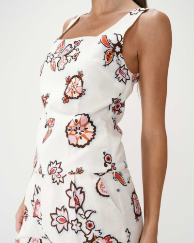 Conjunto de roupa feminina branco com padrão floral colorido