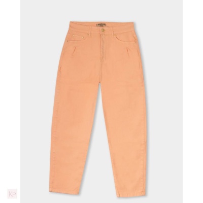 Calças compridas laranja claro com cinco bolsos e botão metálico sobre fundo branco