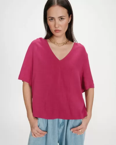 Top feminino rosa com decote em V e calças de ganga azul claro