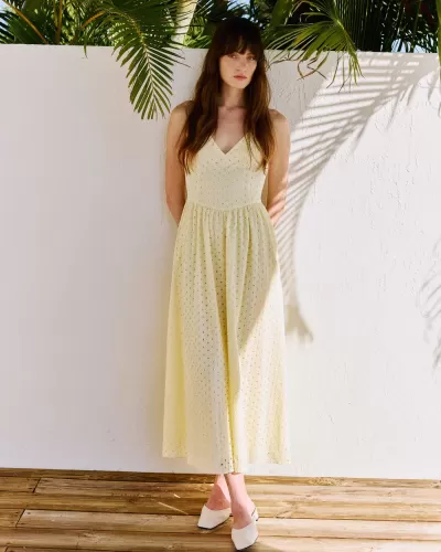 vestido comprido amarelo claro com padrão de bordado e decote em V