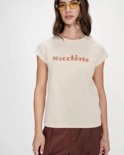 T-shirt feminina creme com texto Macchiato castanho claro e calças marrons