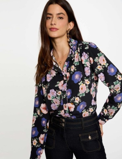 Camisa feminina preta com padrão floral colorido e gola padre.