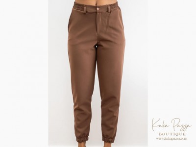 Calças compridas femininas castanhas com cinto fino do mesmo tecido e punhos elásticos