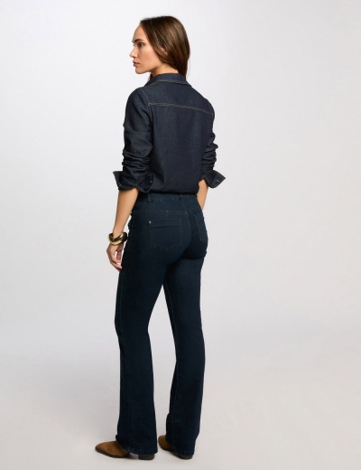 Mulher de costas com camisa e calças de ganga azul escuro