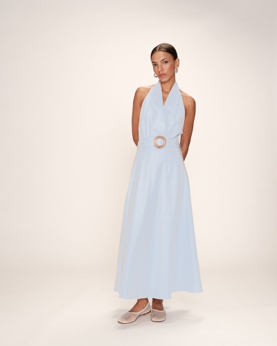 Vestido comprido azul claro com cinto e decote halter