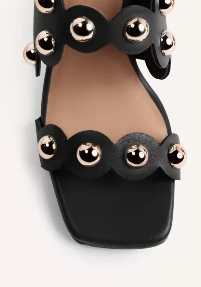 Sandália preta com bolas metálicas douradas