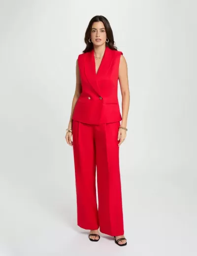 Fato feminino vermelho composto por colete e calças largas