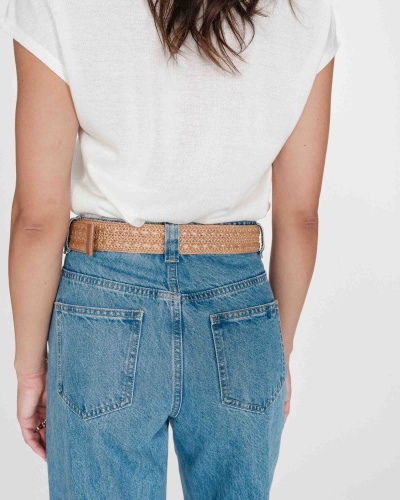 Pessoa com camiseta branca, jeans azuis e cinto castanho entrançado visto de costas