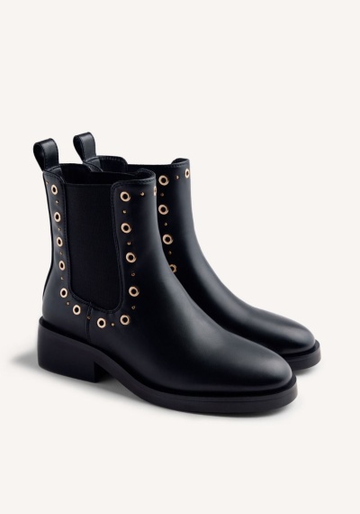 Botins pretos com ilhós dourados e salto grosso