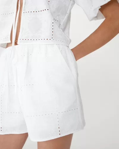 Conjunto feminino branco com top e calções bordados.