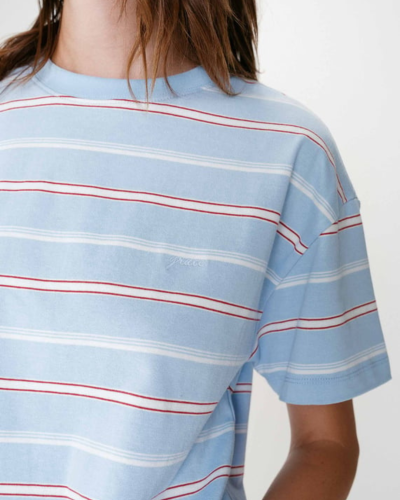 T-shirt azul clara com riscas brancas e vermelhas e bordado grace.